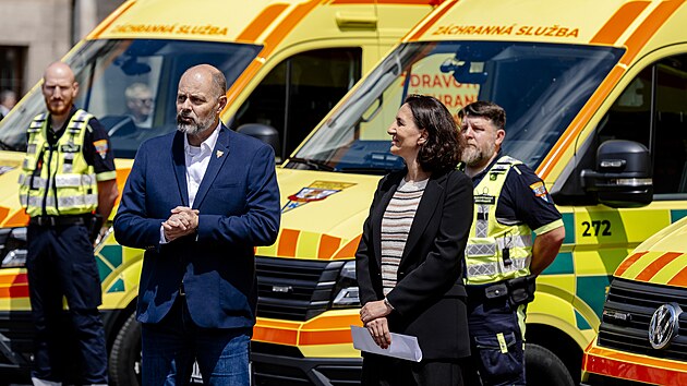 Prask zdravotnick zchrann sluba dostala nov sanitky. Na snmku Alexandra Udenija a Petr Kolouch. (19. ervna 2025)