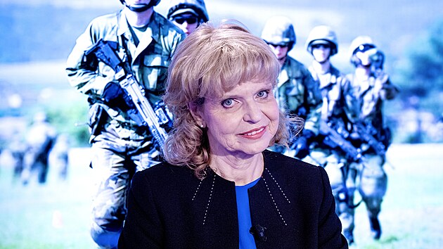 Hosty poadu Kulat stl jsou ekonomka Jana Matesov, Ji Stank a exguvernr NB Ji Rusnok. (23. ervna 2025)
