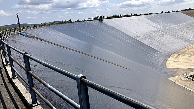 Horn ndr peerpvac vodn elektrrny Dlouh Strn, kter je jednm z div esk republiky, zskv nov ntr. Speciln ppravek s UV filtrem, kter na jej povrch natraj odbornci ze zlatohorsk firmy ZEPRA mining s.r.o, ji ochrann nejen ped slunenmi paprsky, ale tak ped mrazy.