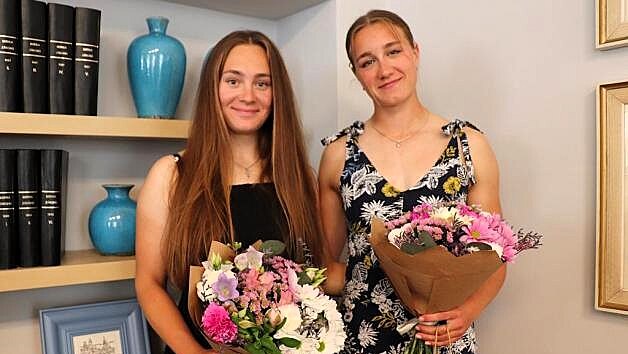 Sportovkyn Laura Csomov a Michaela Blkov pevzaly od primtora msta Perova Petra Vrny ocenn za zchranu lidskho ivota. 20. kvtna odpoledne si toti pi trninku na ece Bev vimly tletho dvtka, kter se topilo. Ob kanoistky mu okamit pispchaly na pomoc. Vythly ji z vody a poskytly prvn pomoc do pjezdu zchran. (9. erven 2025)