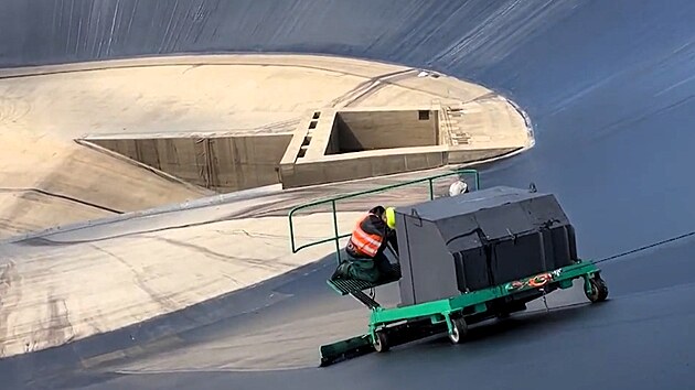 Horn ndr peerpvac vodn elektrrny Dlouh Strn, kter je jednm z div esk republiky, zskv nov ntr. Speciln ppravek s UV filtrem, kter na jej povrch natraj odbornci ze zlatohorsk firmy ZEPRA mining s.r.o, ji ochrann nejen ped slunenmi paprsky, ale tak ped mrazy.