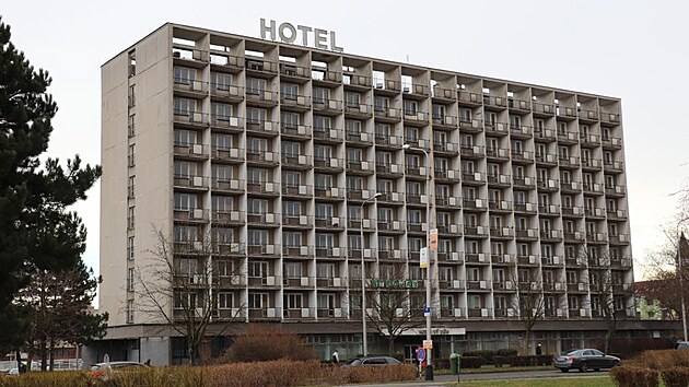 Hotel Stroja� v P�erov� m�sto koupilo v 90. letech od P�erovských strojíren za...