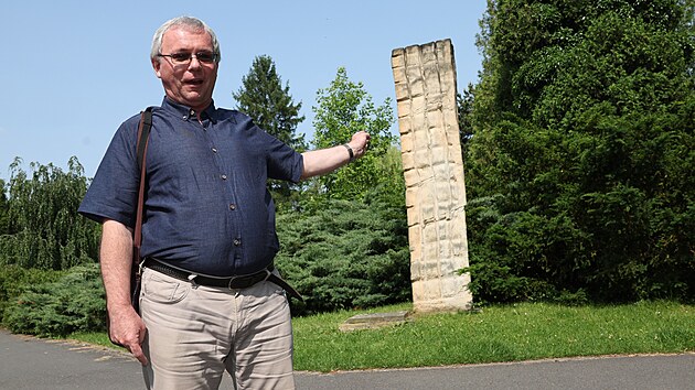 Historik Jaromr Polek u menhiru od sochae Vilma Kocycha z roku 1998, kter byl vztyen na mst bvalho hbitova ve Frdku-Mstku. Tam byli pohbeni zabit Nmci po konci 2. svtov vlky. (10. ervna 2025) 