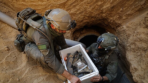 Izraelsk armda operuje v tunelu pod nemocnic v Chn Jnisu, kde zemel vdce palestinskho teroristickho hnut Hams Muhammad Sinvr. (10. ervna 2025)