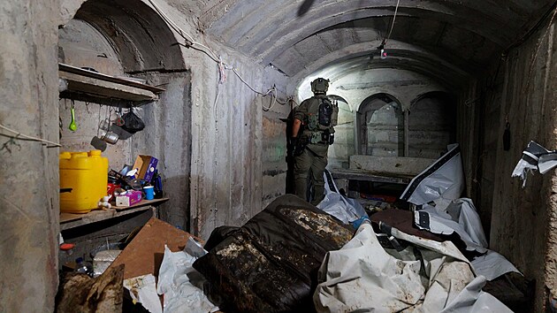 Izraelsk armda operuje v tunelu pod nemocnic v Chn Jnisu, kde zemel vdce palestinskho teroristickho hnut Hams Muhammad Sinvr. (10. ervna 2025)