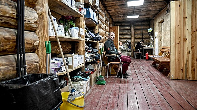Chirurg sed v podzemn poln nemocnici na neznmm mst na vchodn Ukrajin. (15. dubna 2025)