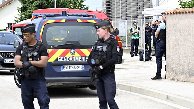 Francouz�tí �etníci na míst� incidentu ve m�st� Nogent, kde student zaúto�il...