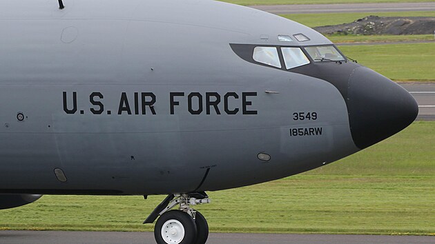 Americk� letadlo KC-135R Stratotanker odl�taj�c� z leti�t� ve Skotsku. (2. �ervence 2022)