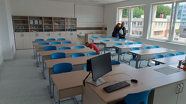 Pdn vestavba osmi modernch ueben havlkobrodsk zkladn koly V Sadech pila vetn poloen nov stechy na piblin 64 milion korun. Z toho 40 milion pokryla evropsk dotace.