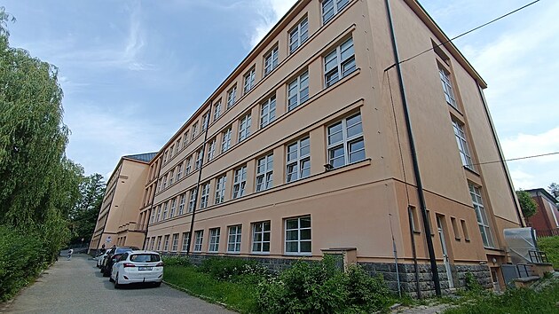Pdn vestavba osmi modernch ueben havlkobrodsk zkladn koly V Sadech pila vetn poloen nov stechy na piblin 64 milion korun. Z toho 40 milion pokryla evropsk dotace.