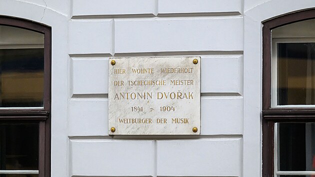 Na bvalm vdeskm hotelu Goldenes Lamm je umstna pamtn deska pipomnajc pobyty Antonna Dvoka.