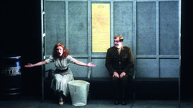 Caroline Wettergreen (Ivy) a Seth Carico (Private) v opee Voice Killer od Miroslava Srnky v Theater an der Wien