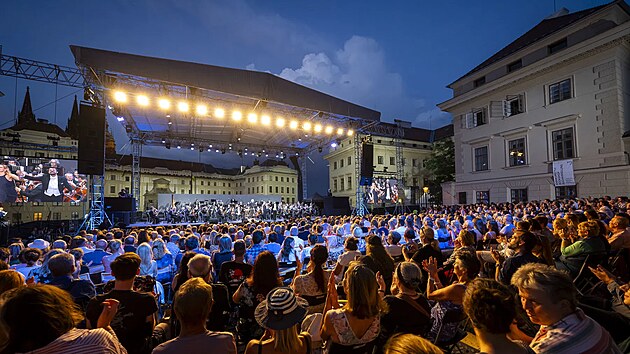 Koncerty esk filharmonie na Hradanskm nmst maj nezamnitelnou atmosfru.