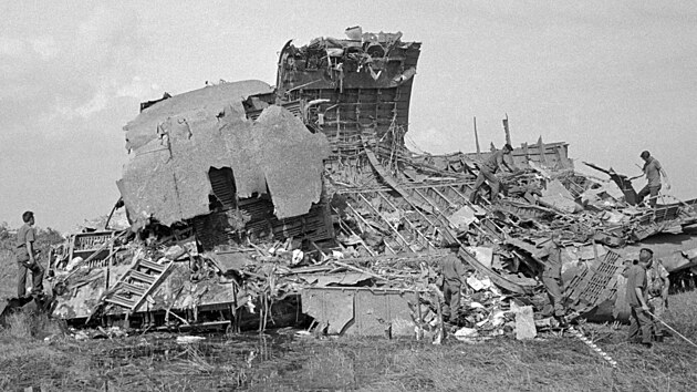 Pd letounu peilo 175 lid, zemelo 138 cestujcch vetn dt. (4. dubna 1975)