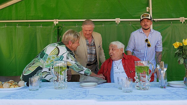 U jednoho stolu se seli herci nkolika generac - Jaroslava Obermaierov, Petr Kostka (zleva), Ji Krampol a tak Tom Zajc, jen byl v dob naten nkolikamsn miminko.