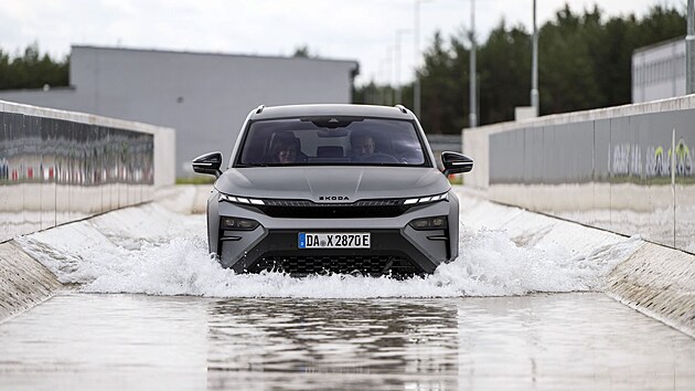 �koda Elroq RS v are�lu testovac�ho polygonu firmy Aurel v B�ehyni