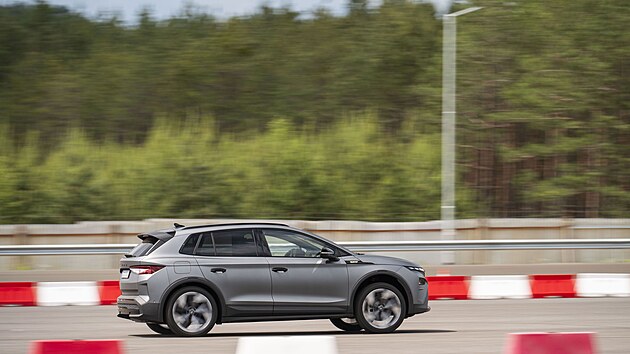 �koda Elroq RS v are�lu testovac�ho polygonu firmy Aurel v B�ehyni