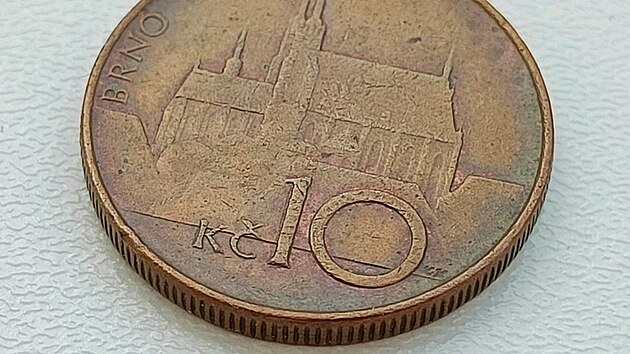 Za nkolik destek tisc korun se v aukci na serveru Aukro.cz prodala desetikoruna z roku 1993.