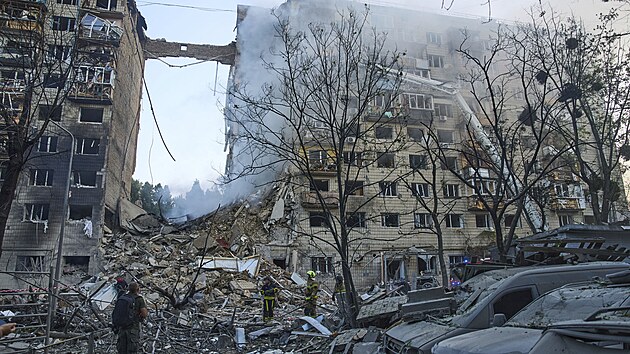 Hasii has por pot, co rusk raketa zashla obytnou budovu bhem masivnho raketovho a dronovho toku Ruska na Kyjev na Ukrajin. (17. ervna 2025)