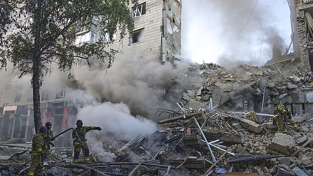 Hasii has por pot, co rusk raketa zashla obytnou budovu bhem masivnho raketovho a dronovho toku Ruska na Kyjev na Ukrajin. (17. ervna 2025)