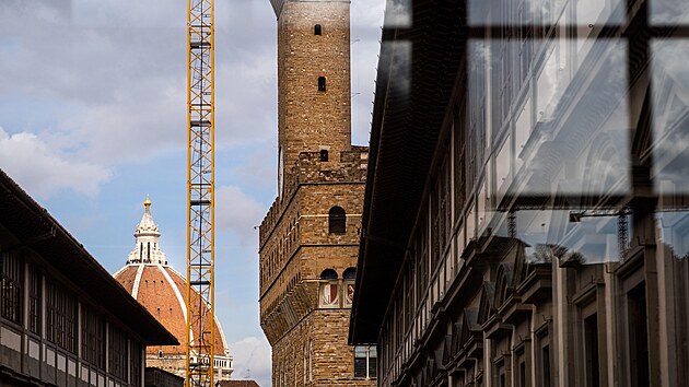 Pohled z okna galerie Uffizi sm�rem k Palazzo Vecchio a katedrále Duomo v...