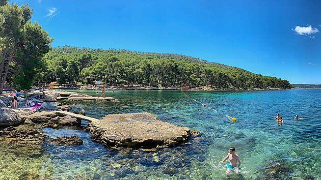 Skalnat pl Bene m krsnou atmosfru, nachz se nedaleko centra Splitu a navc tu turist najdou dokonal zzem. Moe tu ovem obas zneist netsnc septik.