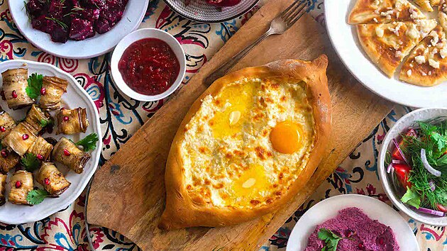 Gruz�nsk� gastronomie je sm�sic� chut� a v�n�, kter� odr�ej� geografickou i kulturn� rozmanitost zem�. Od bohat�ch a pikantn�ch pokrm�, jako je chachochbili nebo chinkali, a� po delik�tn� chleby, jako je shotis puri.