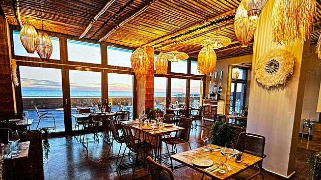 V�hled na baz�n a hned za n�m na vody tepl�ho �ern�ho mo�e z�restaurace �esk�ho hotelu Miramare Magnetic Beach Hotel v�Kobuleti.