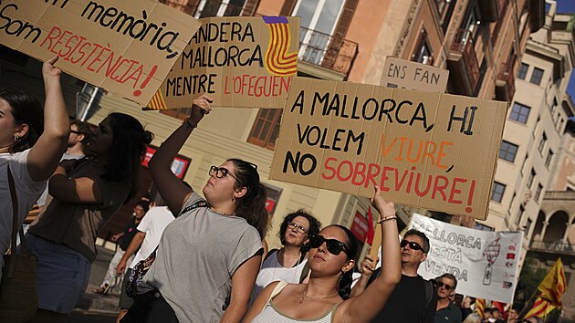 Nedln protesty v nkolika jihoevropskch zemch vyplynuly z vkendovch semin, kter v dubnu v Barcelon uspodala organizace Southern Europe Network Against Touristfication. (15. ervna 2025)