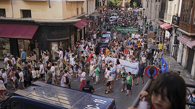 Organiztoi ped nedlnmi protesty na Mallorce zdraznili, e jejich clem je zvit povdom o negativnch dsledcch rostoucho zamen mst na uspokojovn poteb turist, nikoliv mstnch obyvatel. (15. ervna 2025)