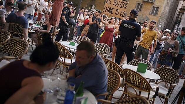 Cestovn ruch se na hrubm domcm produktu panlska podl vce ne 12 procenty. Pesto se mstn v Palm na Mallorce vydali do ulic, aby vyjdili, co si o nm mysl. (15. ervna 2025)