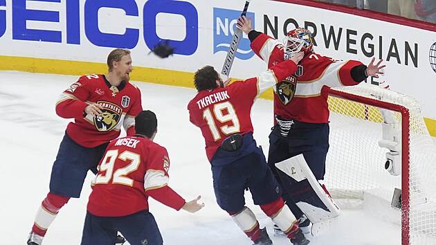 Matthew Tkachuk, Gustav Forsling a Tom Nosek skou v oslavch na branke Sergeje Bobrovskho.