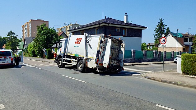Popelsk vz, kter se propadl do vozovky v ulici K Ladv, vyprouj hasii pomoc automobilovho jebu (12. ervna 2025)