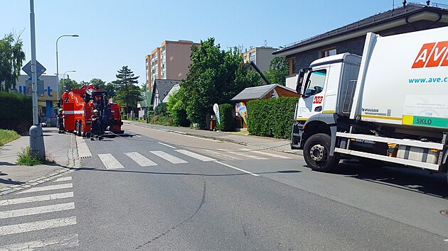 Popelsk vz, kter se propadl do vozovky v ulici K Ladv, vyprouj hasii pomoc automobilovho jebu (12. ervna 2025)
