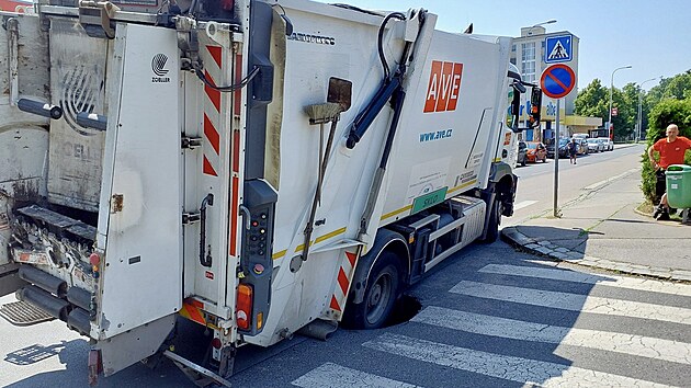 Popelsk vz, kter se propadl do vozovky v ulici K Ladv, vyprouj hasii pomoc automobilovho jebu (12. ervna 2025)