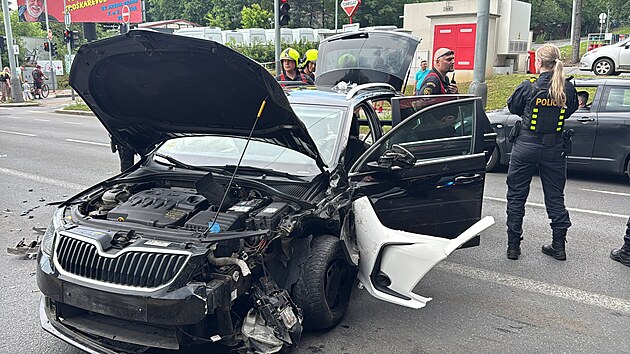 Havarovan vozidla blokovala dopravu na Bucharov ulici. (15. ervna 2025)