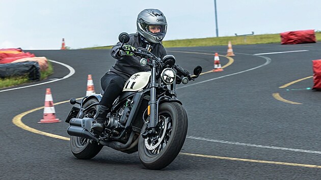 Eva Pavlov si na mosteckm autodromu vyzkouela jzdu na motocyklu. (13....