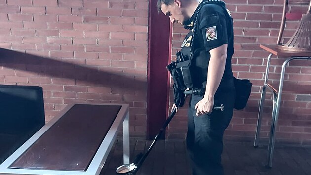 Policie evakuovala bazn v Ostrav. Po vbunin na mst ptrali specialist. (15. ervna 2025)