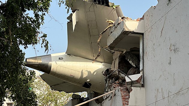 U letiště v západoindickém městě Ahmadábád se zřítilo letadlo společnosti Air India s 242 lidmi na palubě mířící do Británie. (12. června 2025)