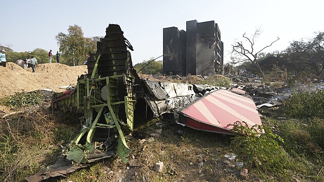 U letiště v západoindickém městě Ahmadábád se zřítilo letadlo společnosti Air India s 242 lidmi na palubě mířící do Británie. (12. června 2025)