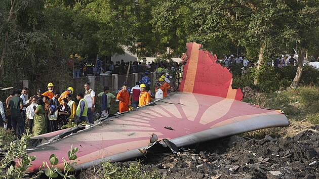 U letiště v západoindickém městě Ahmadábád se zřítilo letadlo společnosti Air India s 242 lidmi na palubě mířící do Británie. (12. června 2025)