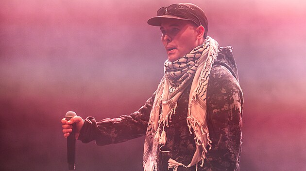 Jeden z raper severoirsk formace Kneecap na festivalu Rock for People. (11. ervna 2025)