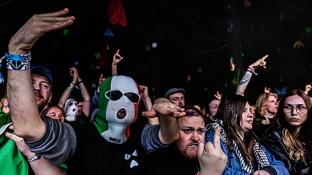 Fanouci severoirsk formace Kneecap na festivalu Rock for People pili vybaven kuklami. (11. ervna 2025)