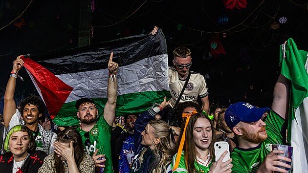 V hlediti se bhem vystoupen severoirsk formace Kneecap na festivalu Rock for People objevila palestinsk vlajka. (11. ervna 2025)