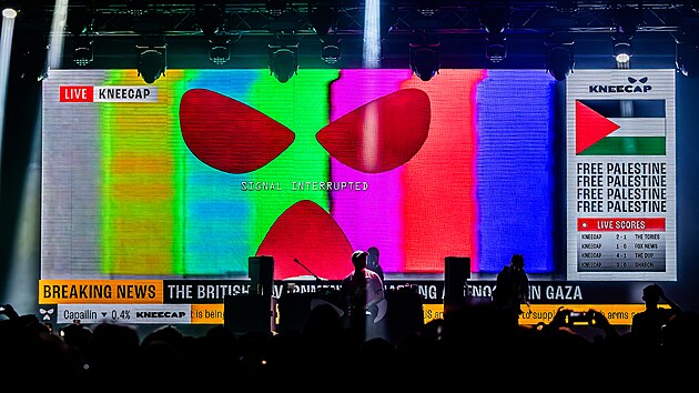 Vystoupen severoirsk formace Kneecap na festivalu Rock for People. (11. ervna 2025)