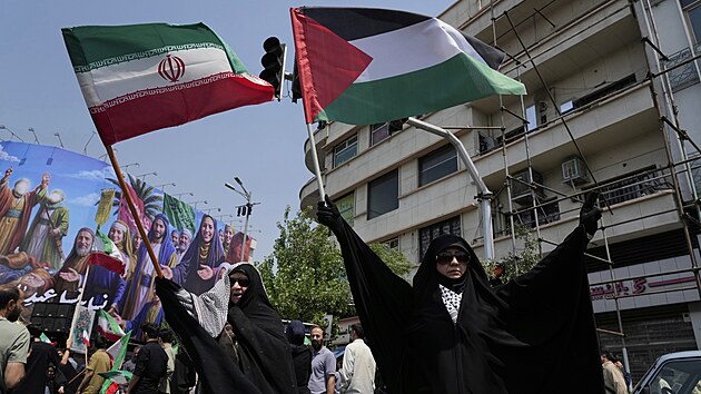 Íránští demonstranti drží íránské a palestinské vlajky na protiizraelském...
