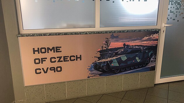 Domov eskch CV90, hls u cedule ve vstupu do arelu sttnho VOP CZ v enov u Novho Jina. Prvn nov obrnnce pro eskou armdu se zde budou kompletovat u pt rok.
