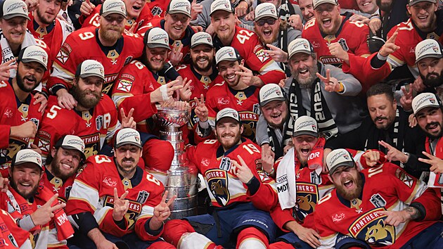 Hokejist Floridy pzuj se Stanley Cupem po spnm finle s Edmontonem.