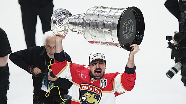 Brad Marchand zdvih nad hlavu Stanley Cup.