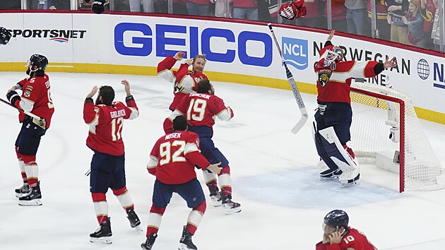 Hokejist Floridy se po zvren sirn raduj z obhajoby Stanley Cupu.